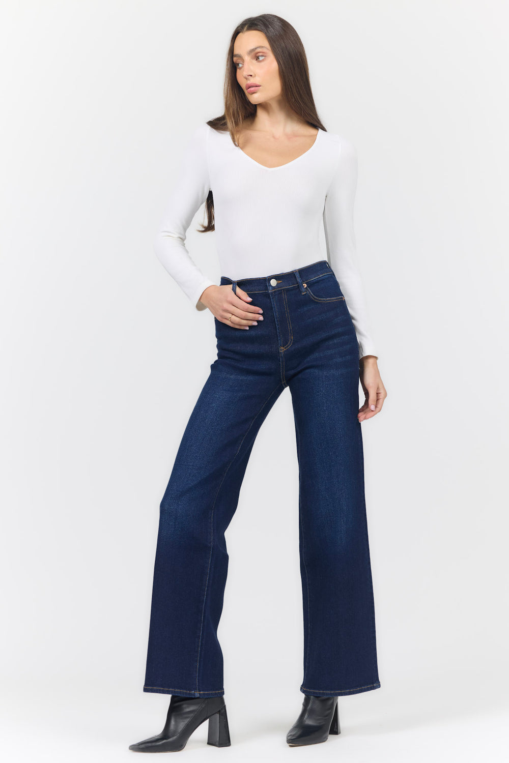 MARGOT STRAIGHT LEG JEAN PIERCE WASH