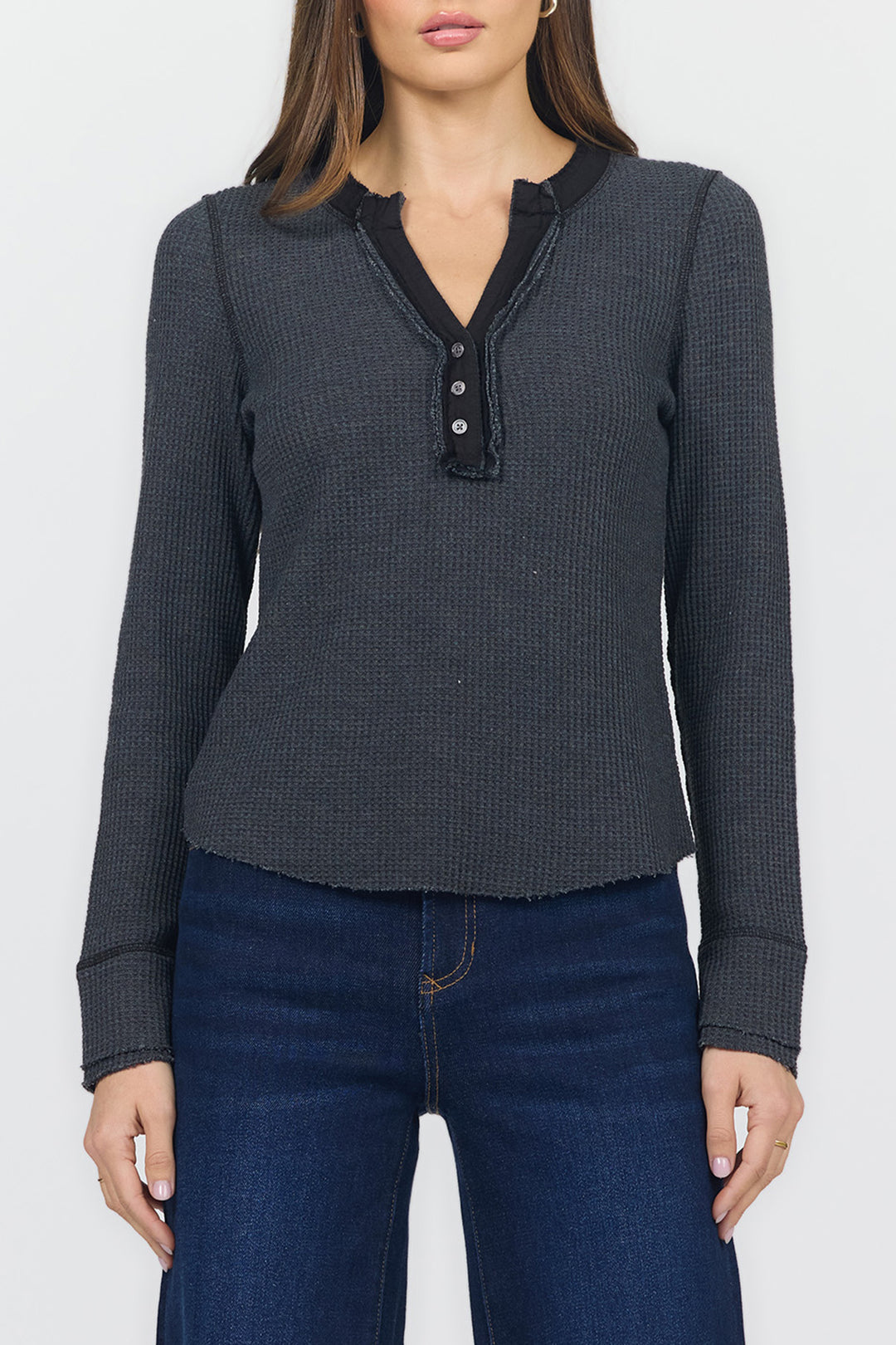 LUNA V-NECK LONG SLEEVE TEE