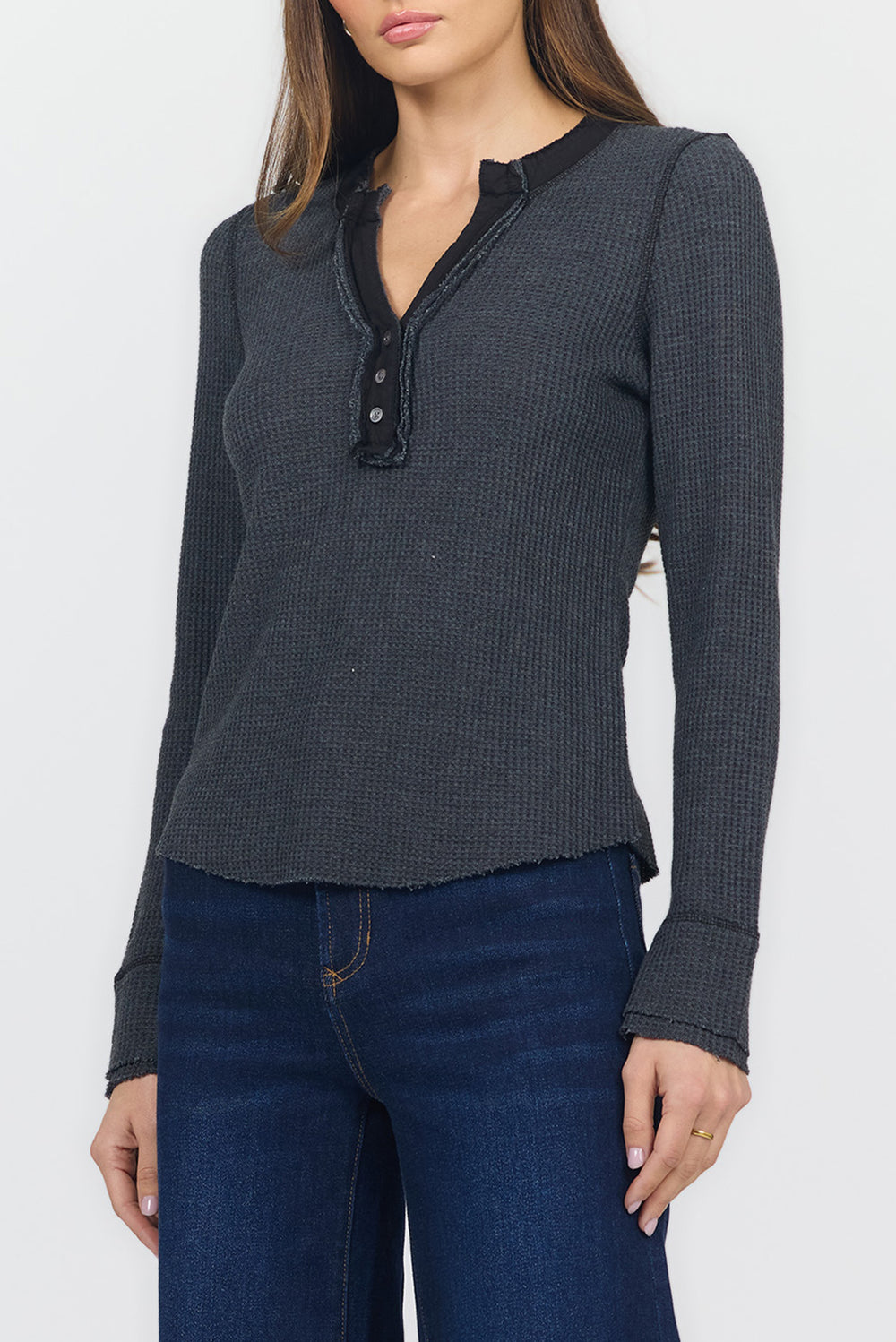 LUNA V-NECK LONG SLEEVE TEE