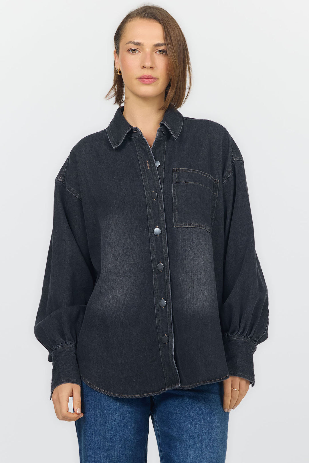meritt-oversized-shacket-garment-washed-with-shirred-sleeves-washed-black